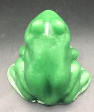 Load image into Gallery viewer, Adorable Frog Beeswax Candle is great for animal lovers, outdoor enthusiasts, reptile lovers, frog lovers or for spring nature decor.
