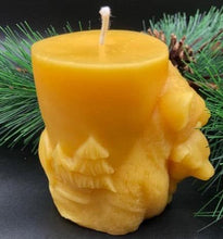 Load image into Gallery viewer, Mama and baby bear beeswax candle. All natural, sourced from an American, family owned apiary. Handmade in the USA. This Mama and Baby Bear beeswax candle looks absolutely stunning in any room when lit, as the soft glow lights up the cuddling duo. The scene wraps around the entire candle with images of bears in the wilderness. A wonderful compliment to any cabin or rustic design or as a gift to the outdoorsy types in your life.