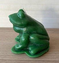 Load image into Gallery viewer, Adorable Frog Beeswax Candle is great for animal lovers, outdoor enthusiasts, reptile lovers, frog lovers or for spring nature decor. Little green frog with lots of detail.