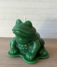 Load image into Gallery viewer, Adorable Frog Beeswax Candle is great for animal lovers, outdoor enthusiasts, reptile lovers, frog lovers or for spring nature decor. Little green frog with lots of detail.