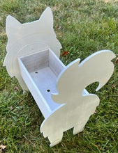 Load image into Gallery viewer, Let this adorable Samoyed Planter help welcome guests to your home.  Custom dog tags with your dogs name also available (please message us - adds $5 to cost of planter box).  Great gift for the dog lovers in your life!