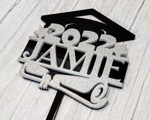 Make your graduation celebration even more special with this custom-made cake topper. Its personalized design with your student's name adds a thoughtful touch to any cake. A perfect way to commemorate this momentous occasion!