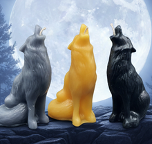 Load image into Gallery viewer, Wolf Howling Beeswax Candle
