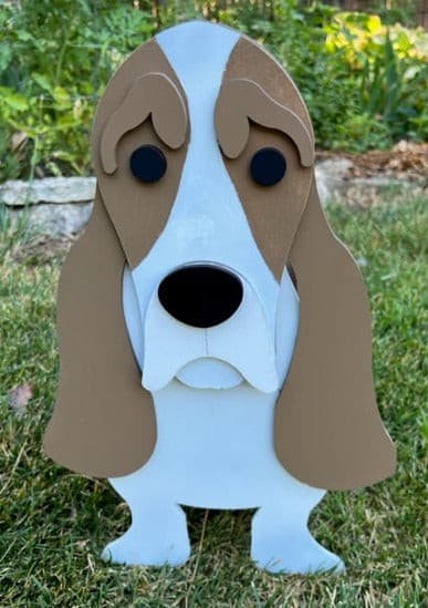 Let this adorable Basset Hound Planter help welcome guests to your home.  Custom dog tags with your dogs name also available (please message us - adds $5 to cost of planter box).  Great gift for the dog lovers in your life!