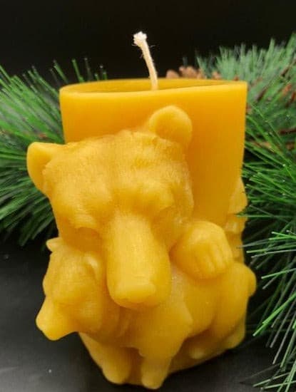 Mama and baby bear beeswax candle. All natural, sourced from an American, family owned apiary. Handmade in the USA. This Mama and Baby Bear beeswax candle looks absolutely stunning in any room when lit, as the soft glow lights up the cuddling duo. The scene wraps around the entire candle with images of bears in the wilderness. A wonderful compliment to any cabin or rustic design or as a gift to the outdoorsy types in your life.