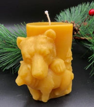 Load image into Gallery viewer, Mama and baby bear beeswax candle. All natural, sourced from an American, family owned apiary. Handmade in the USA.  This Mama and Baby Bear beeswax candle looks absolutely stunning in any room when lit, as the soft glow lights up the cuddling duo.  The scene wraps around the entire candle with images of bears in the wilderness.  A wonderful compliment to any cabin or rustic design or as a gift to the outdoorsy types in your life.  

