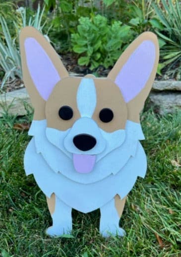 Let this adorable Corgi Planter help welcome guests to your home.  Custom dog tags with your dogs name also available (please message us - adds $5 to cost of planter box).  Great gift for the dog lovers in your life!