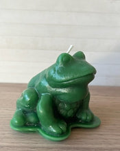 Load image into Gallery viewer, Adorable Frog Beeswax Candle is great for animal lovers, outdoor enthusiasts, reptile lovers, frog lovers or for spring nature decor. Little green frog with lots of detail.
