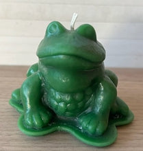 Load image into Gallery viewer, Adorable Frog Beeswax Candle is great for animal lovers, outdoor enthusiasts, reptile lovers, frog lovers or for spring nature decor.  Little green frog with lots of detail.
